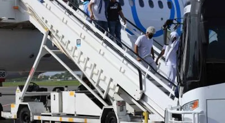 Vuelo de ICE desde El Paso aterriza en la Base Aérea de San Isidro