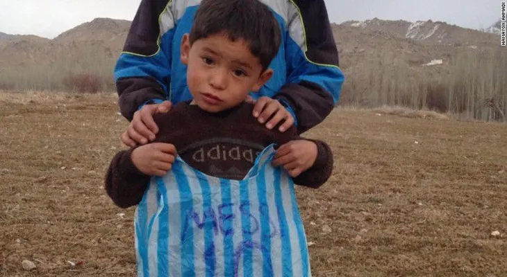 Él es el niño de la camiseta de plástico de Messi