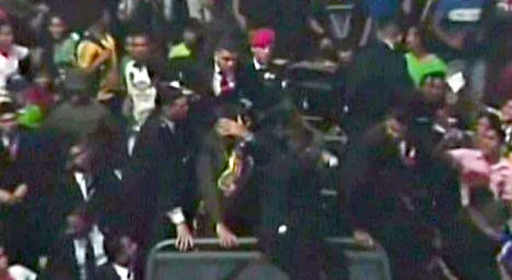 Nicolás Maduro volvió a Venezuela y recibió una lluvia de insultos y papeles durante un acto