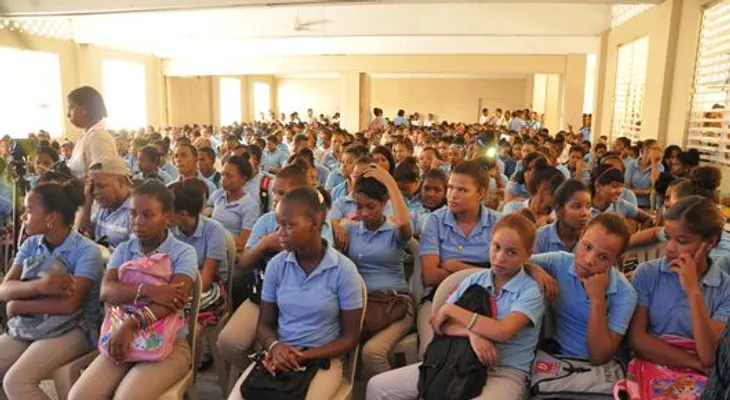 Vicepresidencia orienta 800 jóvenes de Neiba con proyecto Bebé, Piénsalo Bien 