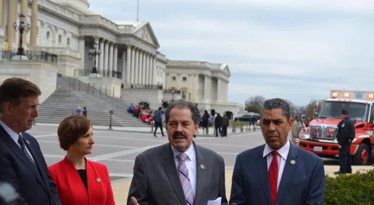 Espaillat y otros congresistas someten proyecto para limitar incursiones de la ICE en lugares sensibles