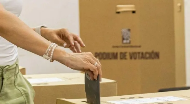 Encuesta revela aumento al 13.7% de dominicanos que no votaría y deterioro de percepción del país