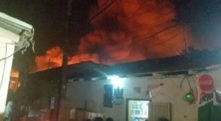 Fuego afecta decenas de viviendas en Santiago
