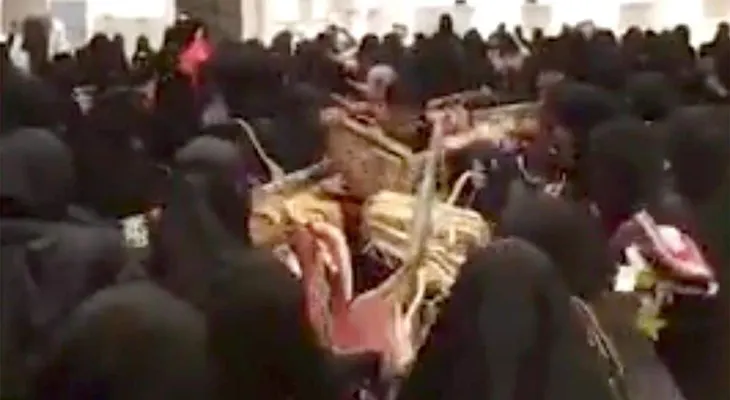 Mujeres con burka irrumpieron en una tienda con descuentos y enloquecieron para comprar ropa colorida