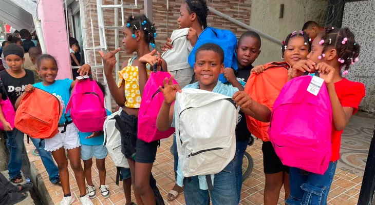 Equipo de Víctor Pavón entrega útiles escolares a niños en SDN