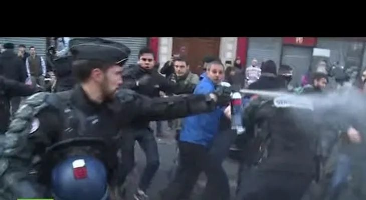 Un agente rocía con gas a un compañero en los choques entre manifestantes y Policía en París (VIDEO)