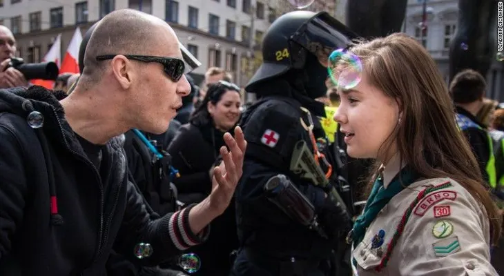Esta niña 'scout' enfrentó a un manifestante de una marcha neonazi
