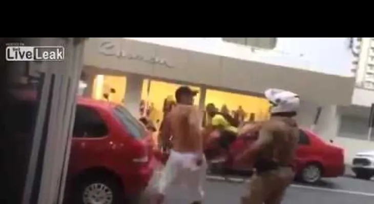 Un oficial de policía le da una galleta a un transeúnte  (VIDEO)