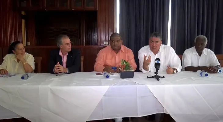Embajador de Cuba encabeza encuentro con autoridades de Montecristi