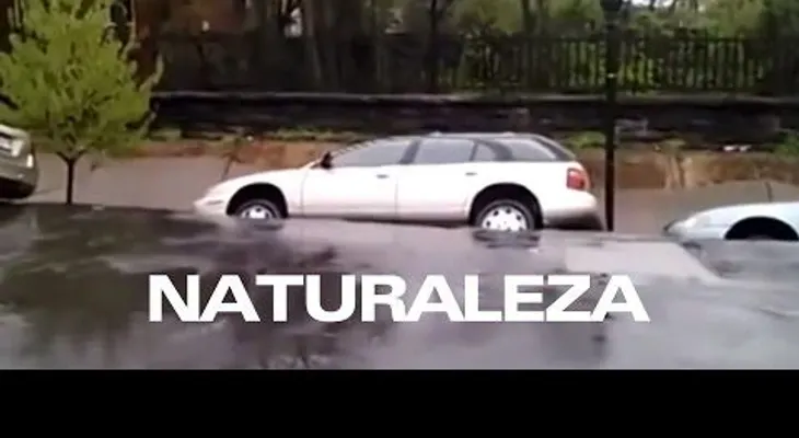 La tierra se abre y se traga una decenas de autos