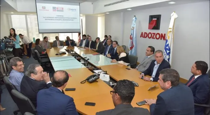Ministro Andrés Navarro firma alianza público-privada con zonas francas para mejorar politécnicos 