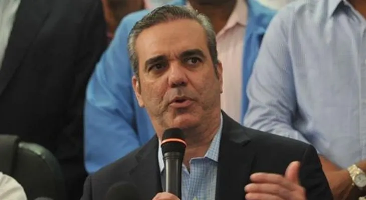 Abinader reta a un debate a Danilo