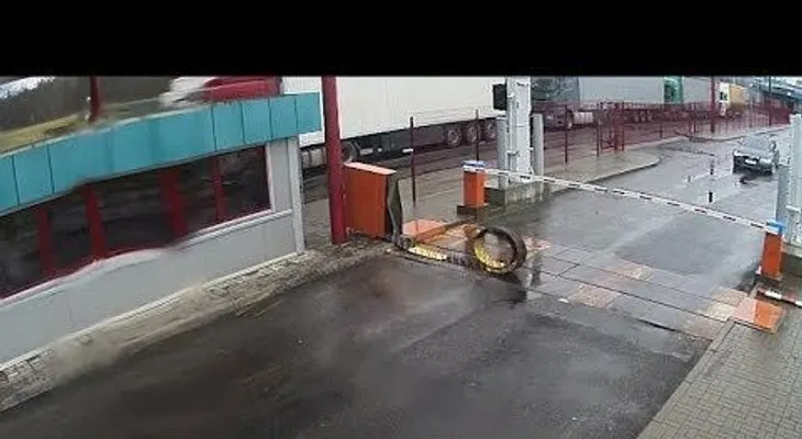 Un conductor intenta saltarse un puesto fronterizo y esto es lo que sucede