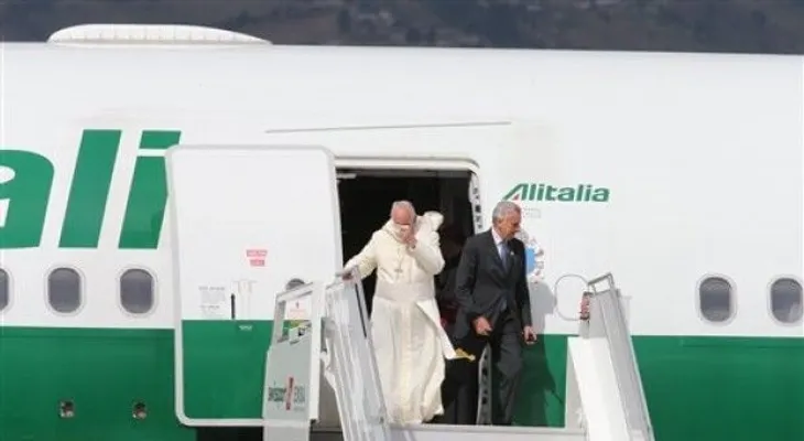 El papa llega a Ecuador; ofrece primer discurso 
