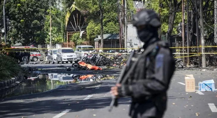 Familia de atacantes suicidas estaría detrás de las explosiones en iglesias de Indonesia, dice la policía
