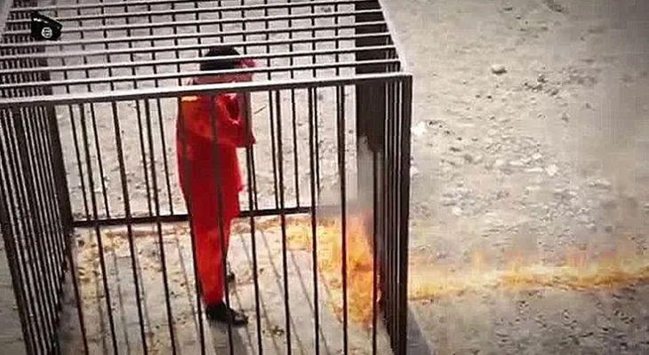 Un terrorista de ISIS reveló la verdad detrás del asesinato de un piloto jordano que fue quemado vivo