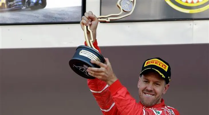 Sebastian Vettel superó a Kimi Raikkon y triunfa en Mónaco