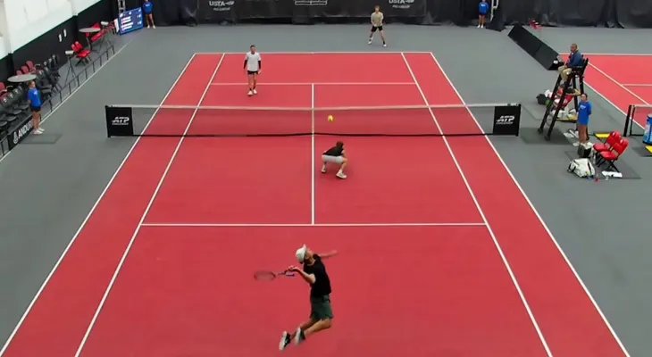 Brian Battistone sorprende en el Challenger de Columbus con su saque "a lo vóley" y raqueta de doble empuñadura