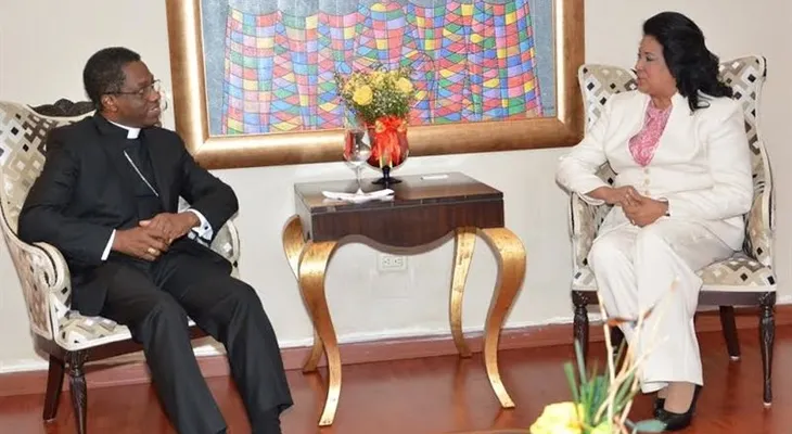 Presidenta del Senado recibe visita del nuncio Okolo