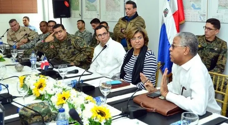 Canciller se reúne con ministro de Defensa, embajador y cinco cónsules  dominicanos en Haití