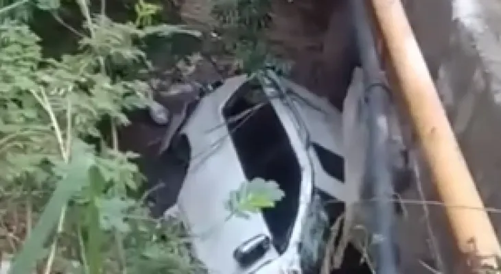 Gobernadora de Dajabón resulta ilesa al caer su vehículo bajo un puente tras ser impactado por un camión