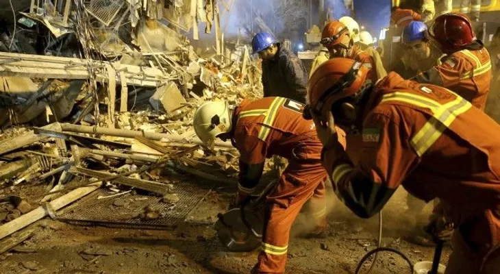 Rescatistas buscan a víctimas en edificio derrumbado en Irán 