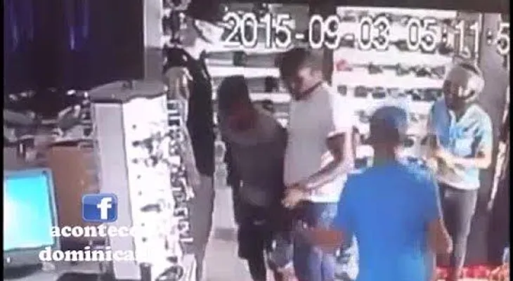 Momento en que atracadores asaltan clientes en una tienda en SD