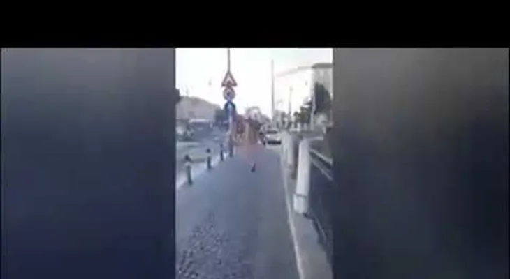 Una joven camina desnuda en la calle y crea un revuelo en Italia; se trata de un experimento social 