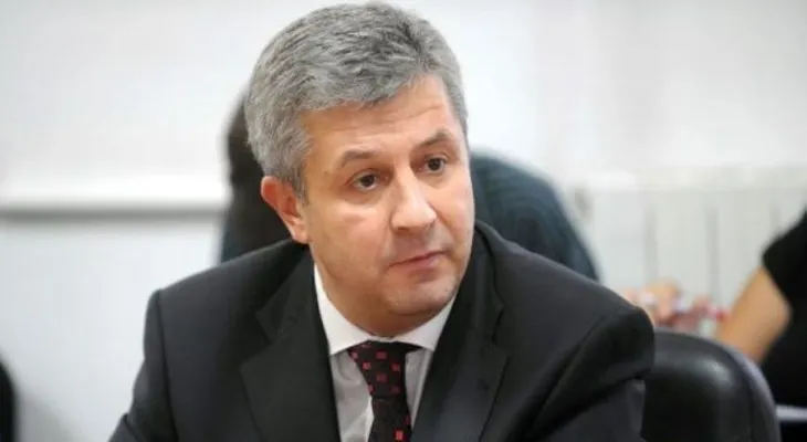 Dimite el ministro de justicia rumano por decreto de amnistía para corruptos