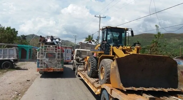 Obras Públicas va Haití para limpiar y reconstruir vías