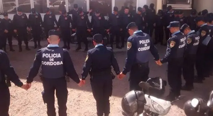 Se viraliza una foto de policías argentinos rezando antes de patrullar