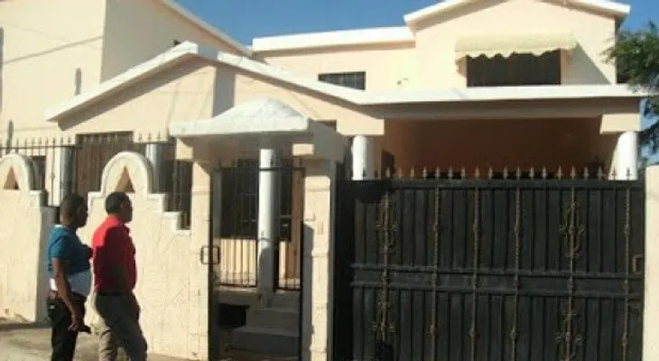 Perros comen carne de cadáver hallado en marquesina de una residencia
