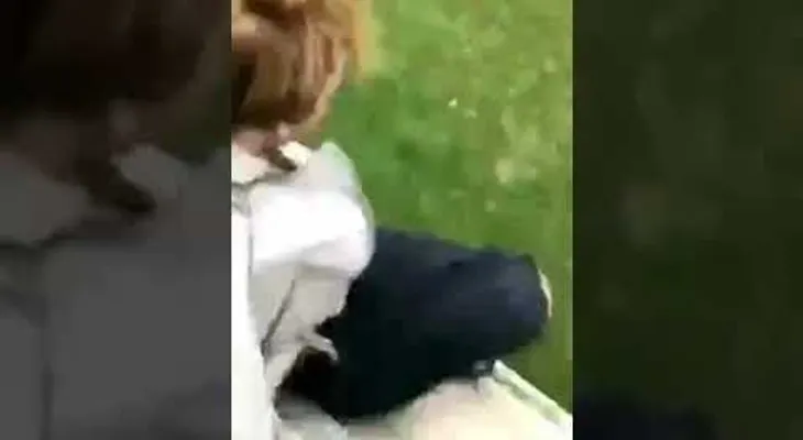Empuja a su amiga desde una ventana