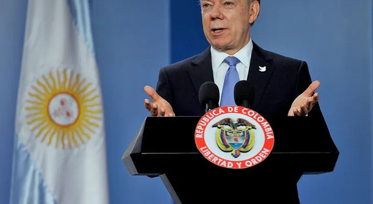 Reacciones adversas en Colombia a dos polémicas declaraciones de Santos sobre el proceso de paz