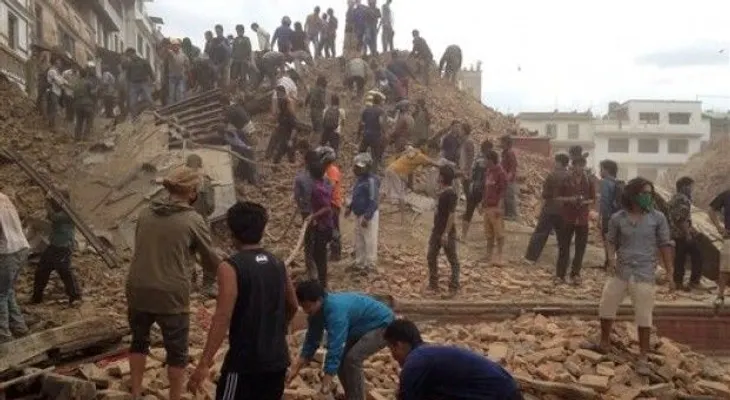 Suman 4,000 la cifra de muertes por terremoto en Nepal
