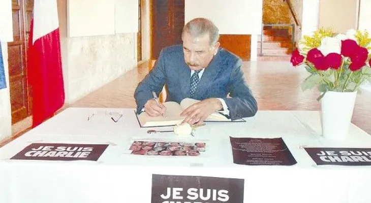 Danilo firma libro de condolencias en honor a víctimas de diario