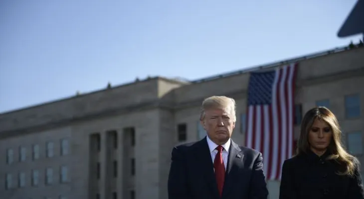  Donald Trump y Melania encabezan momento de silencio por víctimas del 11S 