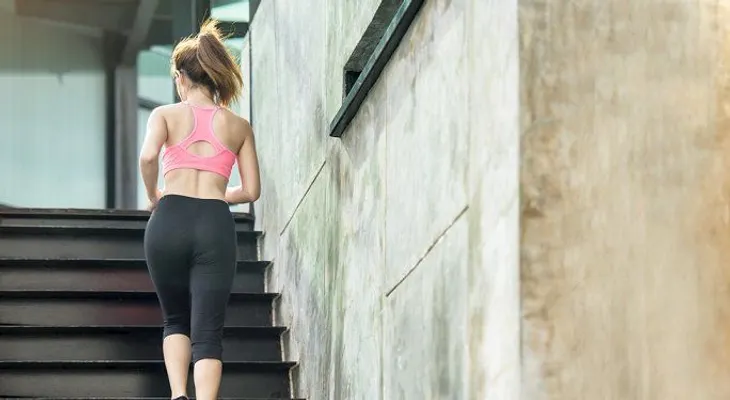 15 minutos de ejercicios en escalera para mantenerse en forma