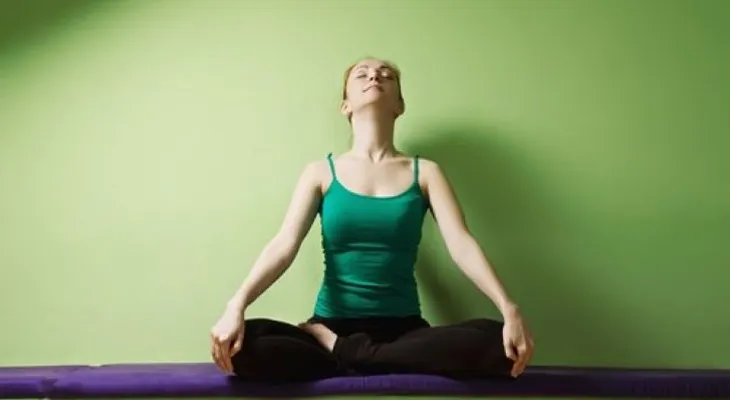 5 posturas para aliviar la ansiedad y el estrés