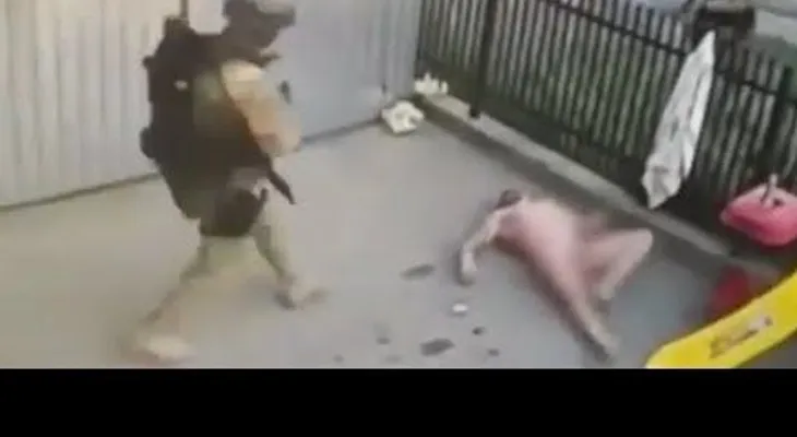 Salta desnudo por la ventana y cae atrapado por oficiales de la Policía
