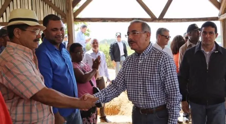Presidente Medina aprueba financiamiento para productores de conejos y jengibre en Samaná