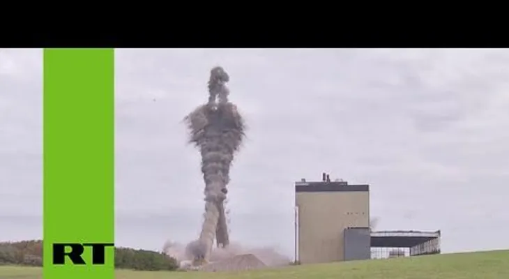 Impactante demolición de dos icónicas chimeneas gemelas ( VIDEO)