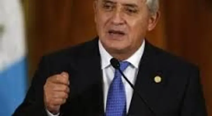 Presidente de Guatemala renuncia tras orden de apresarlo