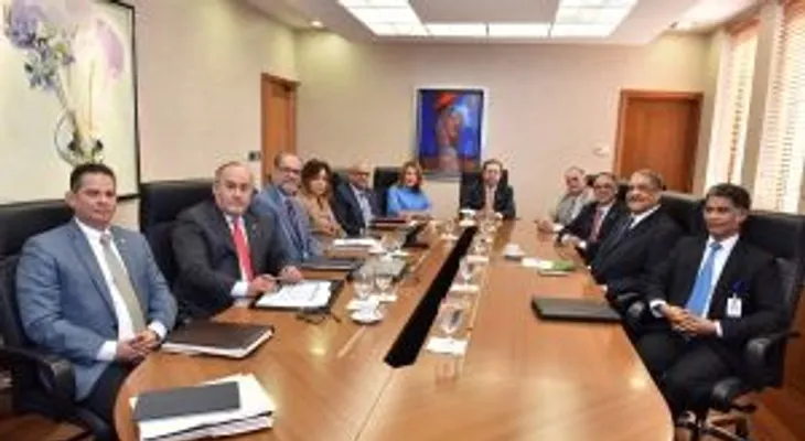 Gobernador del Banco Central, Héctor Valdez Albizu recibe a directivos de AIRAC