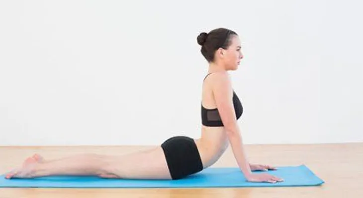 5 poses de yoga para reducir la grasa del vientre