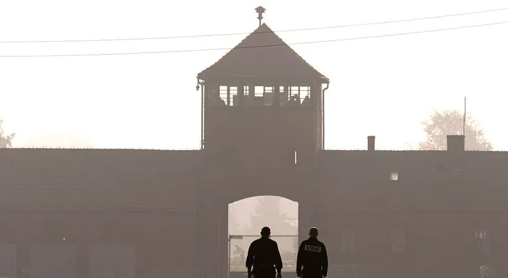 La frase "campos de concentración polacos" sería castigada con cárcel en Polonia