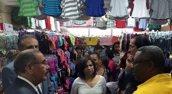 Danilo visita empresarios de Villa Panty; les promete financiamiento
