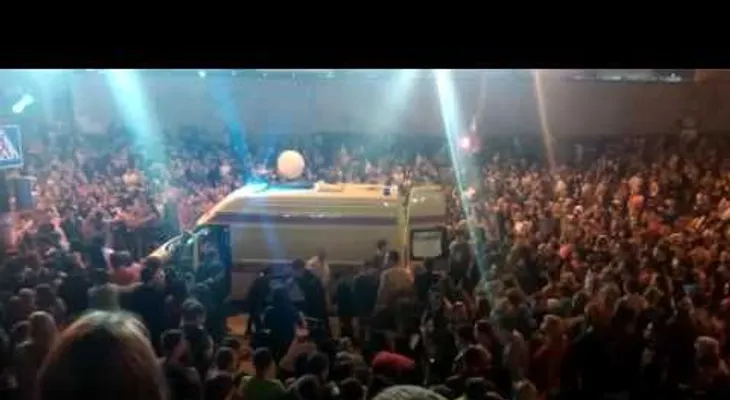 Fuegos artificiales caen en la multitud y matan a una mujer (VIDEO)