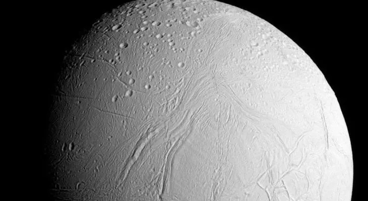 No deja de sorprender: nuevo hallazgo en misteriosa luna de Saturno inquieta a la ciencia