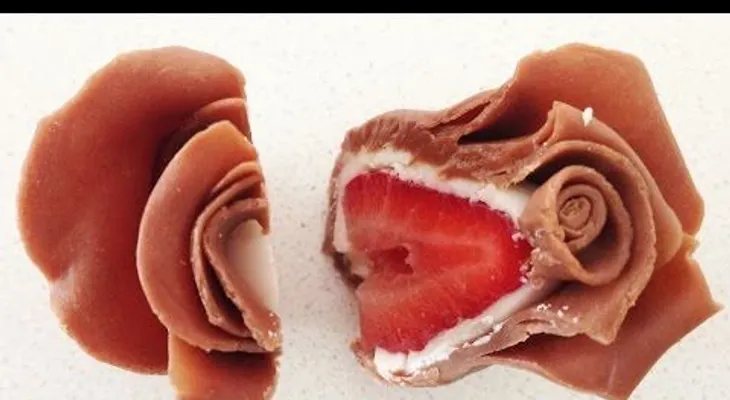Cómo hacer rosas de chocolate con corazón de fresa (VIDEO)